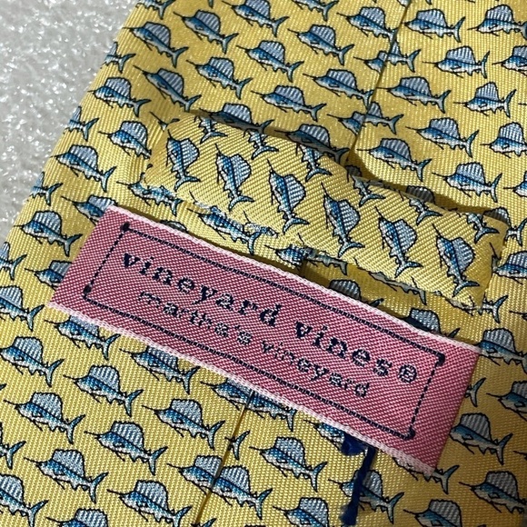 Vineyard Vines 100% silk necktie in a yellow and blue marlin fish - Picture 4 of 5